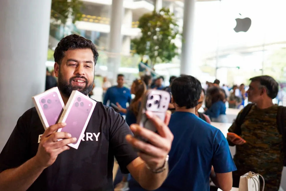 sri-lankan-customer-with-iphone-18